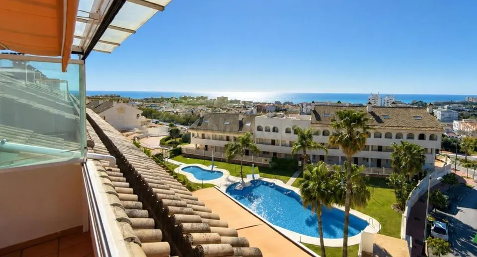 Ático dúplex con vistas al mar, terrazas y altas calidades en Benalmádena