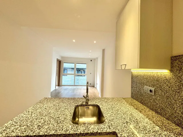 Piso de 67 m2 con 2 habitaciones y balcón en la Avenida Carlemany — 9