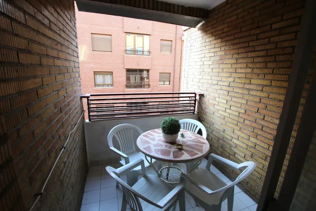 Traumatología (zona). Piso amueblado. 4 dormitorios .2 baños. Estudiantes. Calefacción central — 4