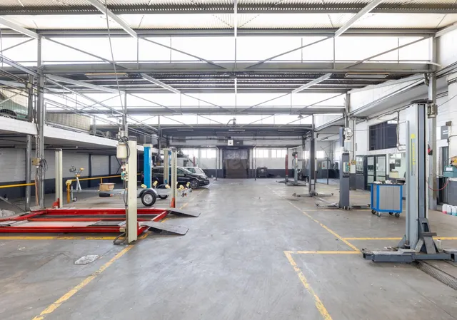 NAVE EN INMEJORABLE SITUACIÓN HABILITADA PARA TALLER — 4