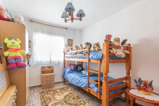 Gran Casa en Esquina en Atarfe – 4 Dormitorios, Piscina, Garaje y Espacio Comercial — 19