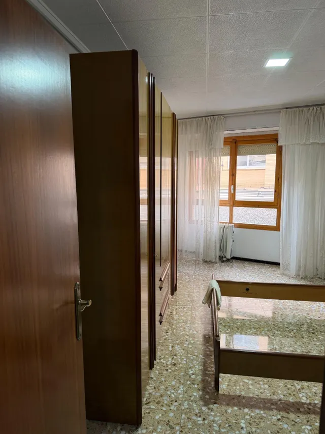 Piso con ascensor, 4 dormitorios, 2 baños, cocina 19 m2 con patio pisable, salon comedor, tres piezas a la calle. — 33