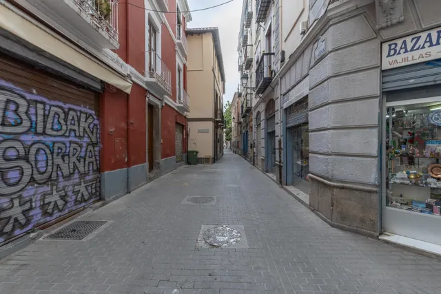 Oportunidad única en pleno corazón de Granada: luminosidad, ubicación y un enorme potencial de transformación — 40