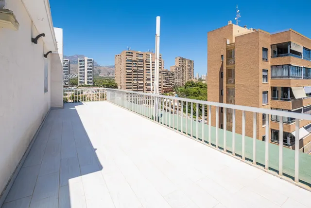Ático en segunda línea de playa Poniente con vistas panorámicas al mar, a la playa y a la ciudad. — 26