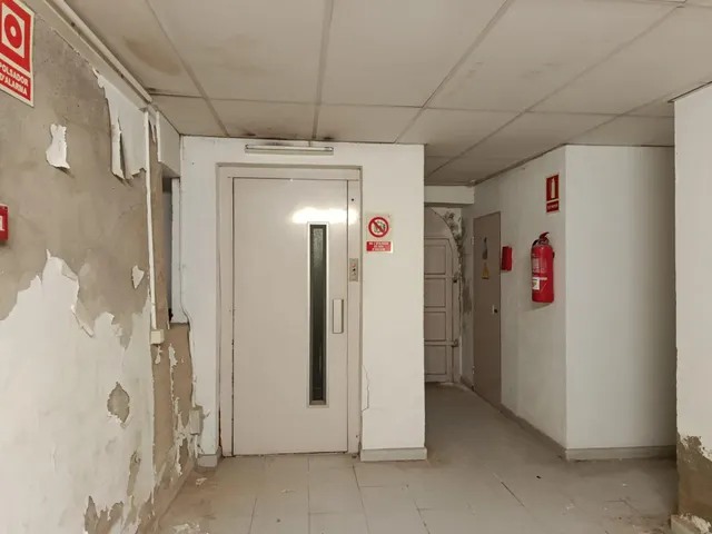 Local de grandes dimensiones en la Plaça Major de Manresa — 28