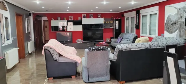 SE VENDE CHALET EN MUY BUENA ZONA PEGADO AL PUEBO Y A 20 MINUTOS DE ALICANTE — 17