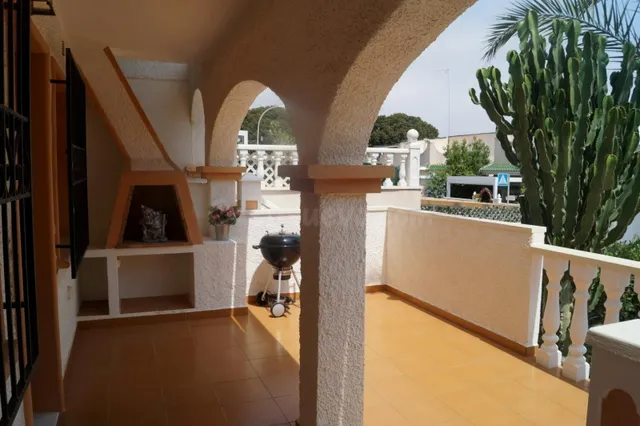 GRAN BUNGALOW BAJO EN PUNTA PRIMA: 2 HAB, 1 BAÑO - foto 2
