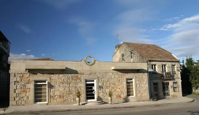 Local de hostelería y casa de dos viviendas en venta
