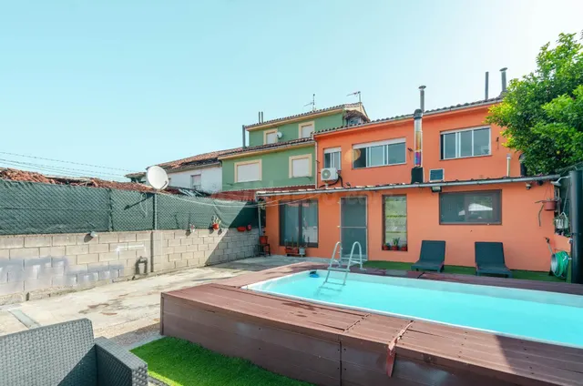 CASA ADOSADA CON PISCINA Y FINCA EN LA MATA, A MENOS DE UN M
