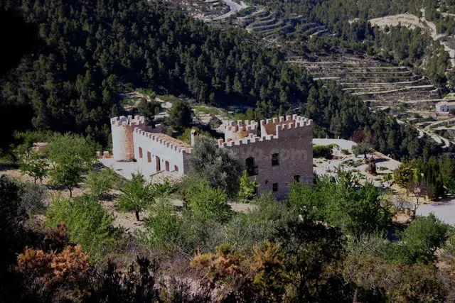 Finca con aspecto de castillo y 40.000 m2 terreno en Relleu