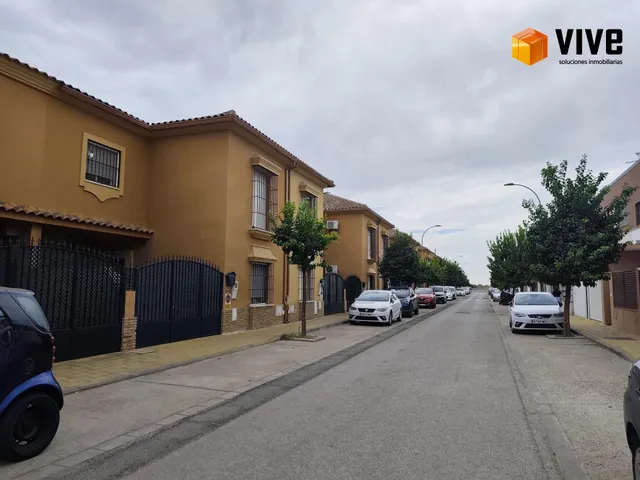 Casa adosada de dos plantas en La Rinconada: espacio, luz y comodidad para tu familia — 23