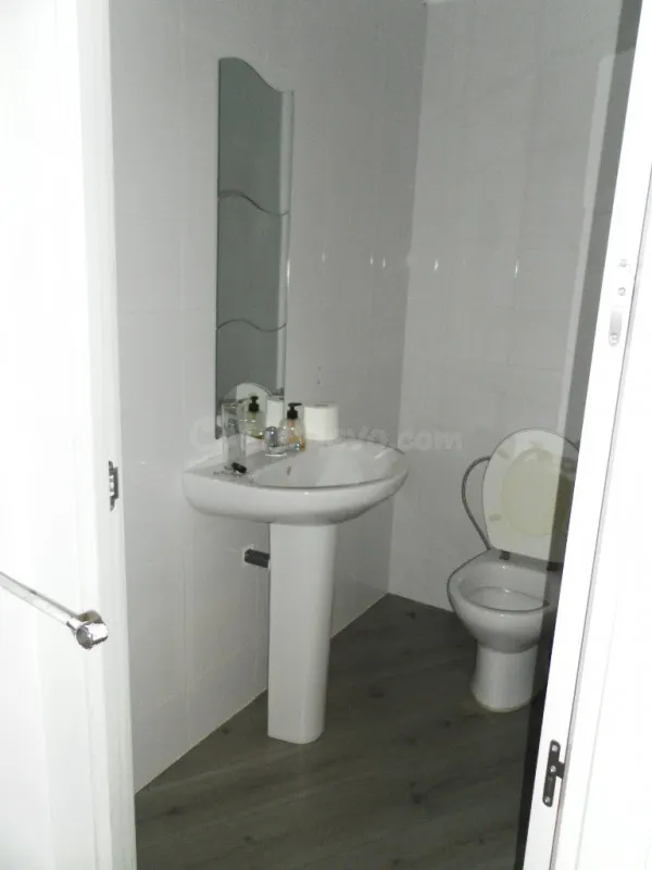 Local comercial en alquiler junto a Cruz Conde - foto 3