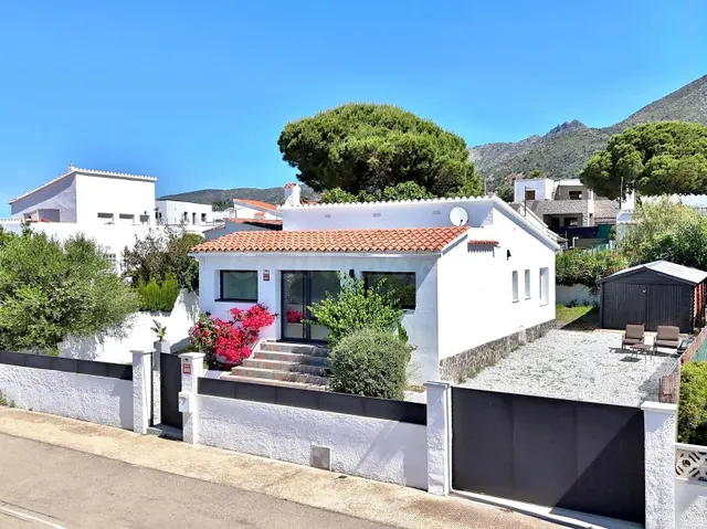 Villa independiente reformada de 3 dormitorios en Roses - foto 2