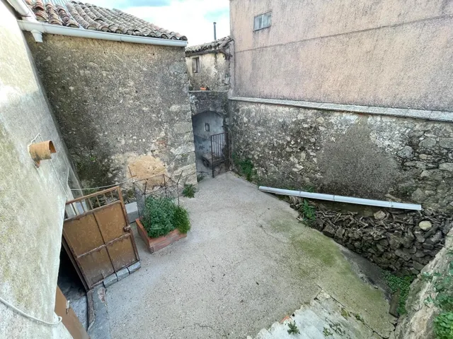 CASA CON PATIO PARA REFORMAR EN MONTÁNCHEZ - foto 3