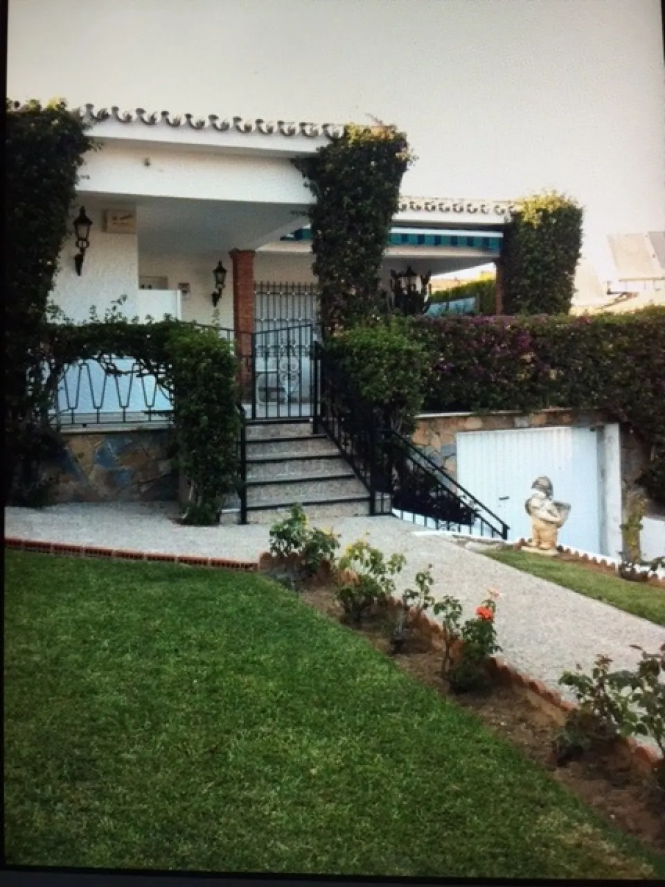 Preciosa villa totalmente reformada a un paso del centro de Arroyo de la Miel