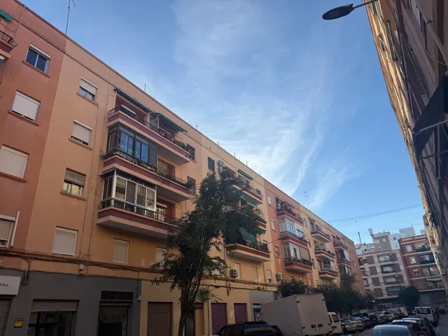 Piso en buena zona,  metro amistat, muy luminoso, a poca distancia de las universidades. — 23