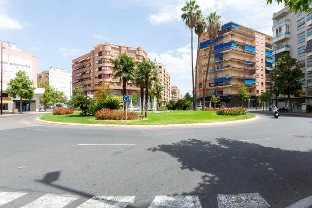 Oportunidad en Gandia: Amplio Local Comercial en Venta — 4