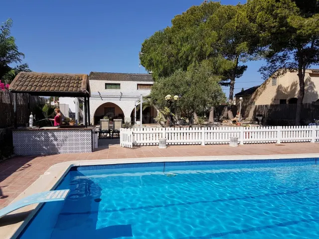 Chalet independiente con piscina, pista de tenis y zona infa - foto 3