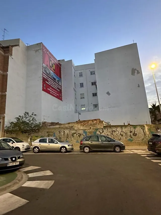Solar en venta edificable y esquinero en zona inmejorable.