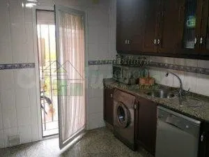 Chalet adosado con piscina, patio y garaje en Coria del Río — 4