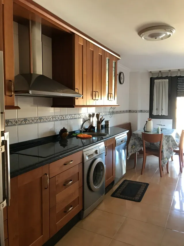 Se vende amplio piso en el centro, cocina, salón, 3 hab., 3 baños, trastero y garaje. Para entrar . — 8