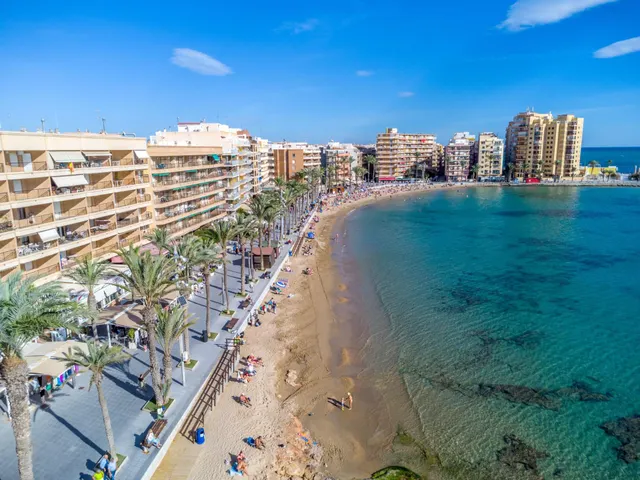 APARTAMENTOS SOLEADOS JUNTO A LA PLAYA — 31