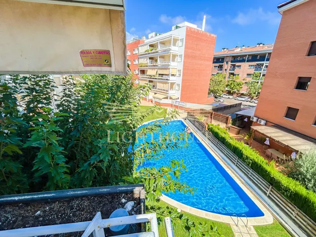 Piso exterior con balcón y piscina en tercera línea de mar,  - foto 2