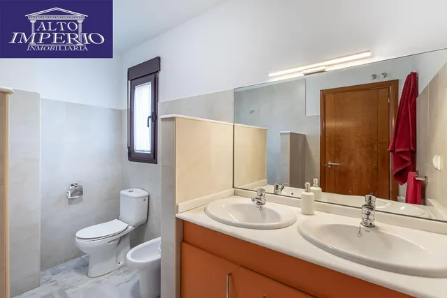 Amplia casa de 182 m2 con patio, gran sótano y a menos de 5 minutos del metro — 19