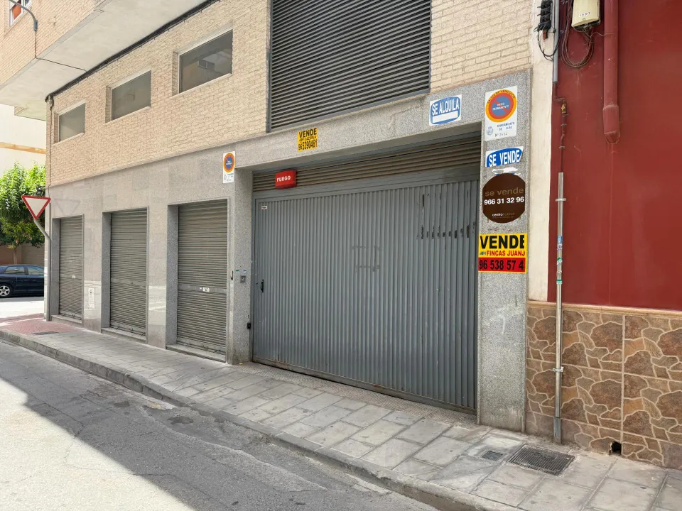 Garaje cerrado bien ubicado en zona Murillo y avd. Madrid de Petrer