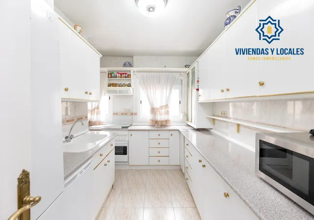 ¡Oportunidad única! Ático de 4 dormitorios y 2 baños con gran terraza frente al Colegio Agustinos (Arabial) — 16