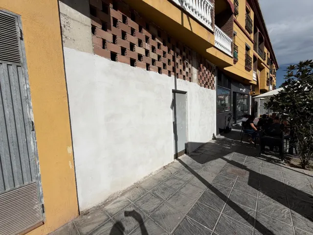 Venta de local comercial en Gojar. — 2