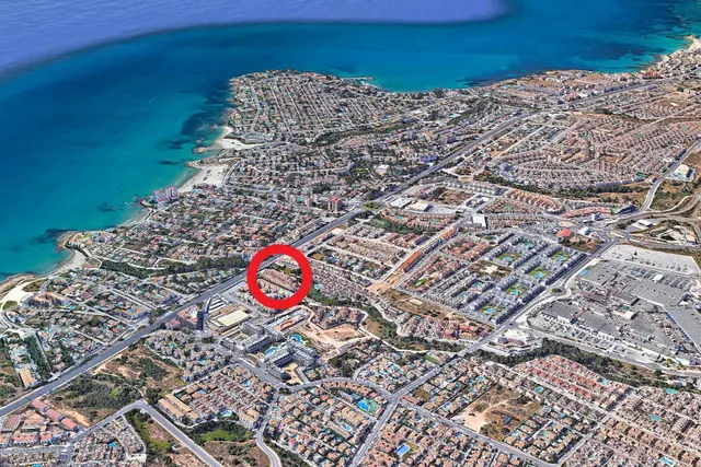 Casa adosada reformada y espaciosa de tres plantas (86 m2) con 3 dormitorios, 2 baños y 1 aseo. Terraza frente, piscina comunitaria, cerca del La Zenia Boulevard y a tan solo 650 m de Playa Flamenca — 37