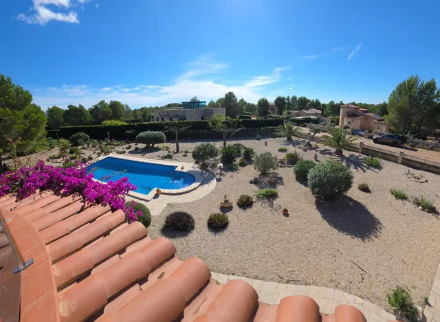Chalet con piscina, gran parcela y licencia turística — 28
