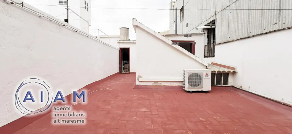 Edifidio con local y vivienda dúplex en carrer Església