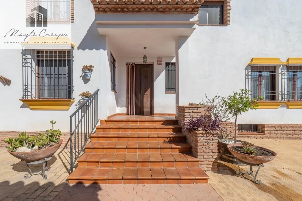 ¡¡ Impresionante chalet dividido en dos viviendas con piscina y zona ajardinadas !!