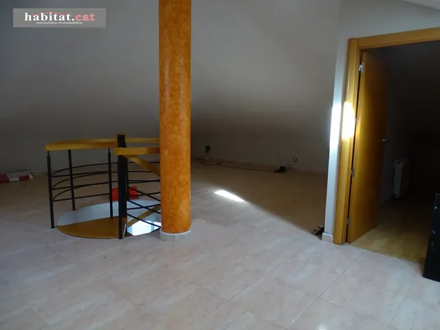 CASA UNIFAMILIAR ESQUINERA EN PARCELA 618M2 — 18