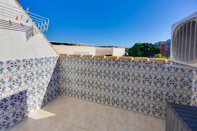 Ático con terraza, garaje y piscina a 250 metros del mar — 21