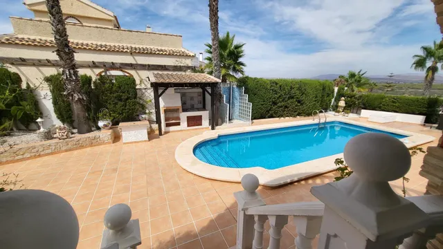 Chalet esquina de 3 Dormitorios y 3 Baños en parcela grande arreglada de 600m2 con piscina y garaje privado — 28