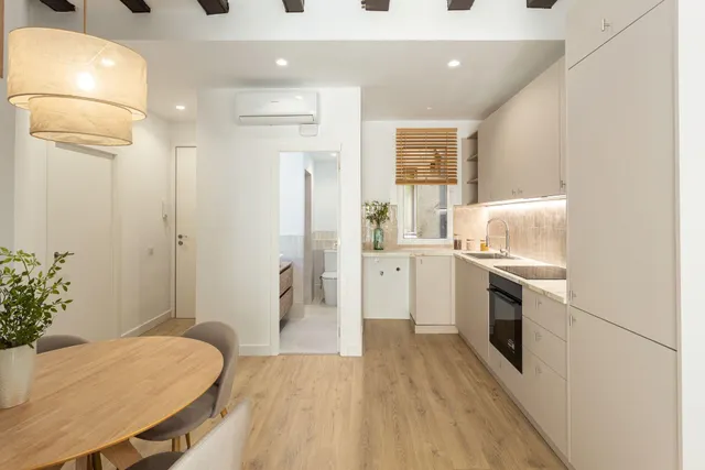 Piso reformado con 2 dormitorios y mobiliario a estrenar en el Raval, Barcelona — 7
