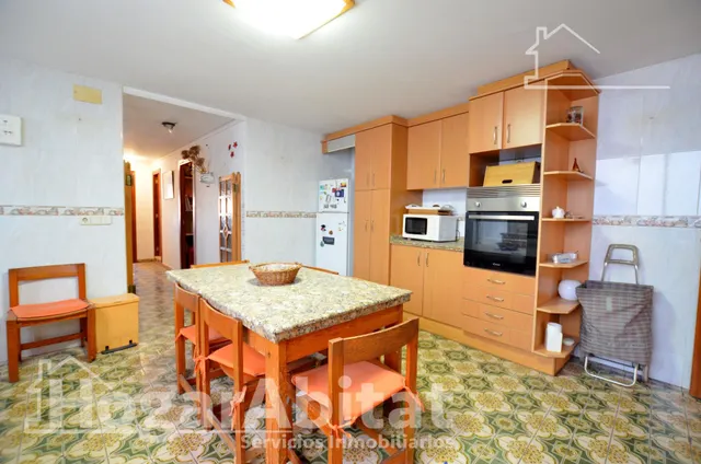 ¡CENTRO DE GANDIA! DOS EN UNO, MUY AMPLIO Y LUMINOSO CON GARAJE Y TRES BALCONES — 36