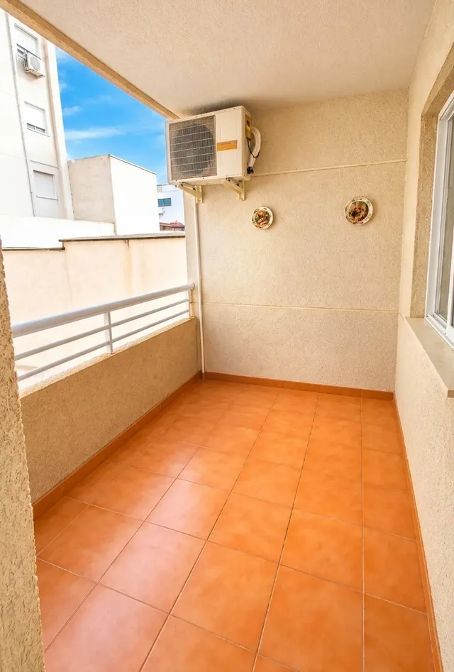 Piso en venta en el centro de Torrevieja con piscina comunitaria, a solo 250 metros de la Playa del Acequión — 9
