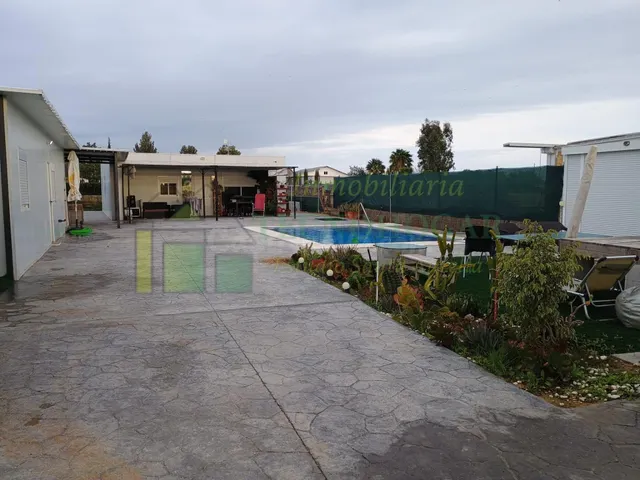 Parcela con casa, piscina y casa de invitados en Don Rodrigo