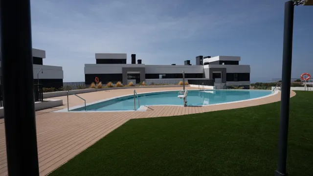 Apartamento de 3 dormitorios a estrenar, totalmente amueblado y con vistas al mar en MedBlue, Marbella — 16