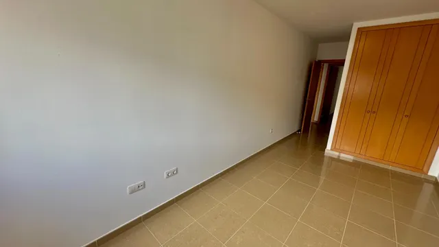Piso exterior de 3 dormitorios y 2 baños con garaje y trastero en Avenida Buenos Aires. — 18