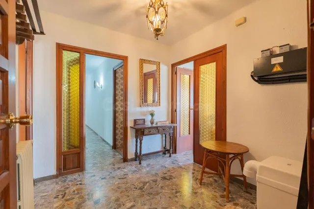 Amplia casa con elevador, calefacción por radiadores, almacé - foto 3
