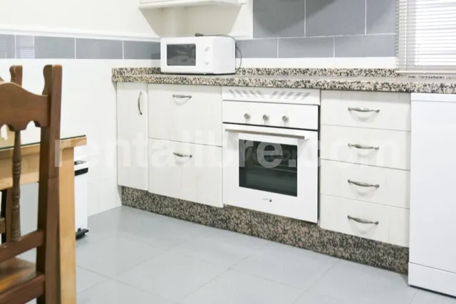 SE ALQUILA CASA CON PATIO – 3 DORMITORIOS – 1.100 €/MES — 2
