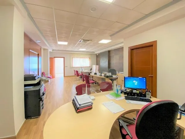 Exclusivo local de oficinas listo para entrar en Albolote — 12