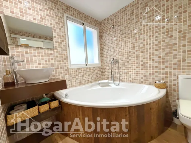 Excelente ubicación y reforma integral en este luminoso piso exterior con terraza, garaje y piscina comunitaria — 40