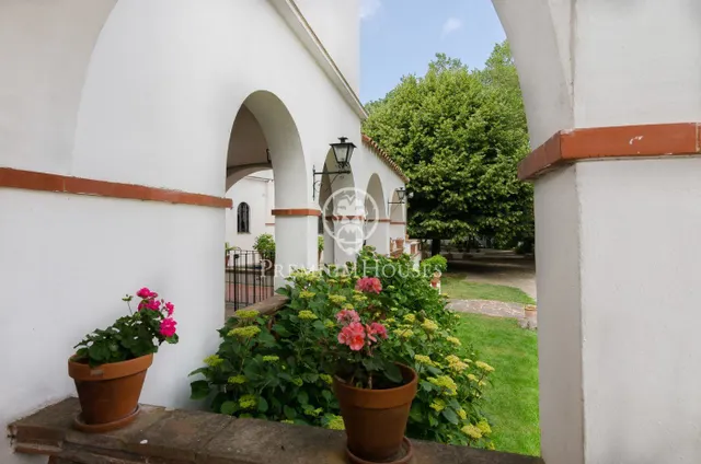 Masía céntrica en venta en Orrius, con negocio en funcionamiento (hostelería) — 50