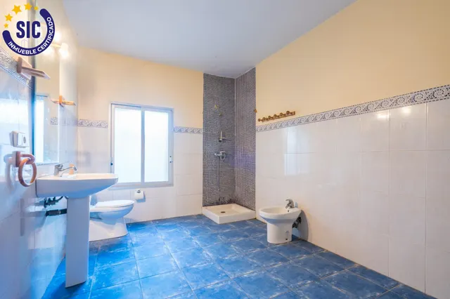 ¡oportunidad única en el pontón (Requena)! casa a dos calles con luz natural y múltiples posibilidades: — 37